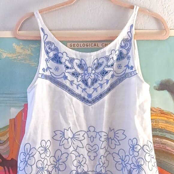 HD In Paris Anthropologie White & Blue Embroidered Linen Sleeveless Tunic Size 4 - Picture 2 of 4